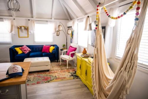 una habitación con una hamaca en una casa pequeña en The Royal Wait - An Elegant Retreat, en Christiansted