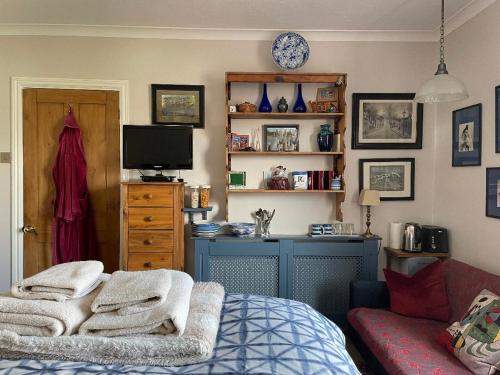 una camera con letto e scrivania con TV di St Elmo Felixstowe a Felixstowe