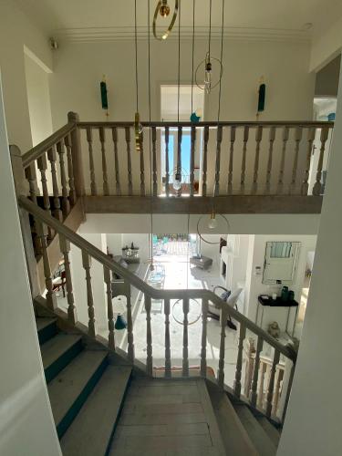 une vue aérienne d'un escalier dans une maison dans l'établissement Villa Luxe piscine centre de Cannes, à Cannes