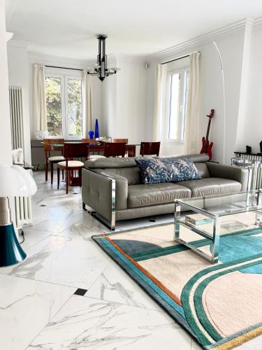 un salon avec un canapé et une table dans l'établissement Villa Luxe piscine centre de Cannes, à Cannes