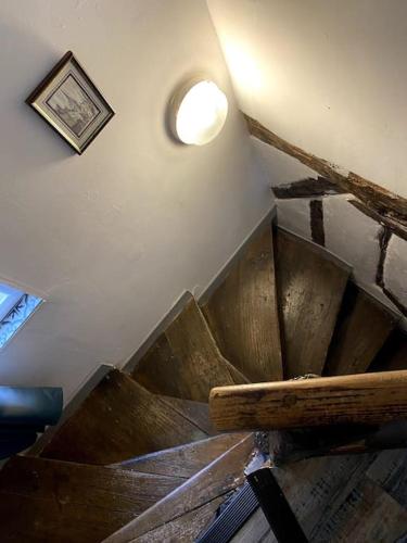 - un escalier en bois dans une chambre lumineuse dans l'établissement Le petit Baroque, à Auxerre