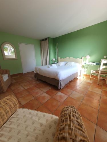 Ένα ή περισσότερα κρεβάτια σε δωμάτιο στο Hôtel Les Calanques