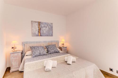 Ένα ή περισσότερα κρεβάτια σε δωμάτιο στο Cala Clara Beach Apartment by Sealand Villas