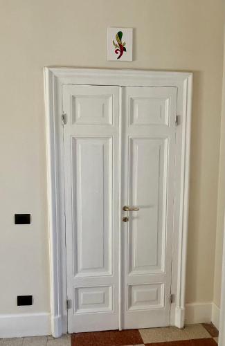 a white door in the corner of a room at Voglia 'e turnà in Naples