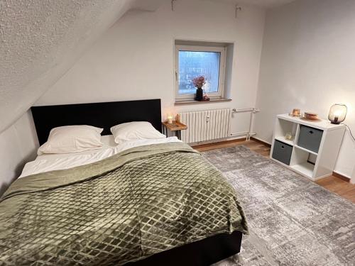 um quarto com uma cama grande e uma janela em FlattyOne Ruhrgebiet - Schlafkomfort und Anbindung - neu renoviert em Bochum