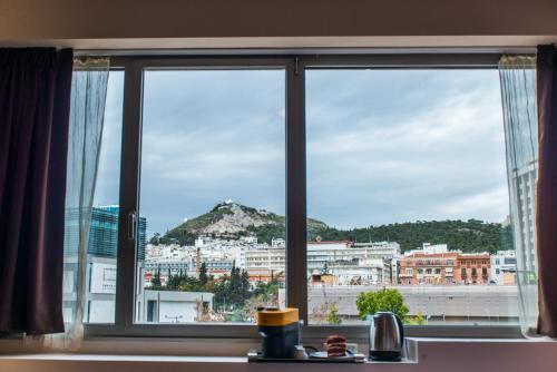 ventana con vistas a la ciudad en Athens Gem2 en Atenas