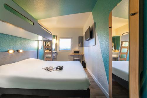 una camera d'albergo con letto e bagno di ibis budget Sucy en Brie a Sucy-en-Brie