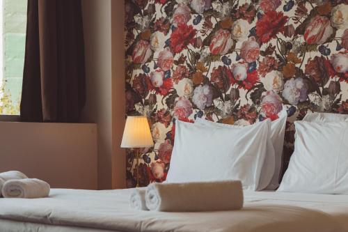 een slaapkamer met een bed met bloemenbehang bij Athens Gem2 in Athene