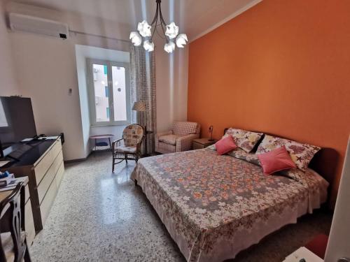 - une chambre avec un lit, un bureau et une télévision dans l'établissement "Erica" Luminoso Trilocale sul Mare, à Anzio