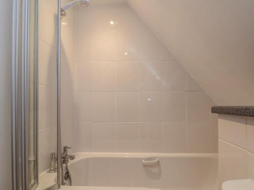 un baño con ducha y bañera en The Chicken Coop, en Shrewsbury