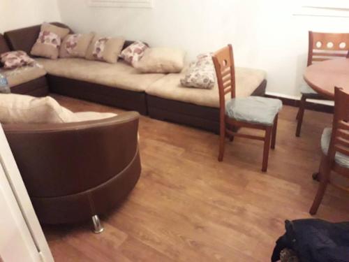 sala de estar con sofá, mesa y sillas en Très belle F3 près du boulvard, en Tlemcen