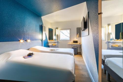 Ένα ή περισσότερα κρεβάτια σε δωμάτιο στο ibis budget Sucy en Brie