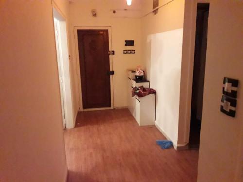 un couloir avec une porte menant à une chambre avec un hallwayngthngthngthngthngthngth dans l'établissement Très belle F3 près du boulvard, à Tlemcen