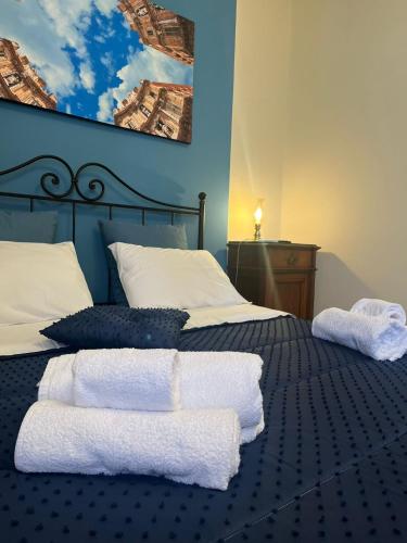 a bedroom with two white towels on a bed at Cocciu D’amuri in Palermo