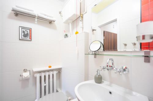 La salle de bains blanche est pourvue d'un lavabo et de toilettes. dans l'établissement Apartament Domo, à Wrocław