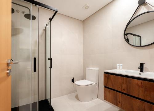 ポルトにあるSophisticated Modern Flat - Ace Locationのバスルーム(トイレ、洗面台、鏡付)
