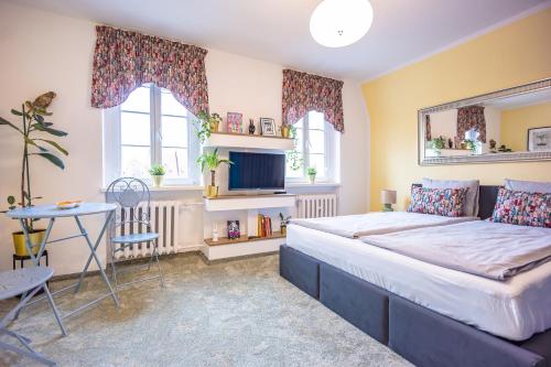 - une chambre avec un grand lit et une table dans l'établissement Apartament Domo, à Wrocław