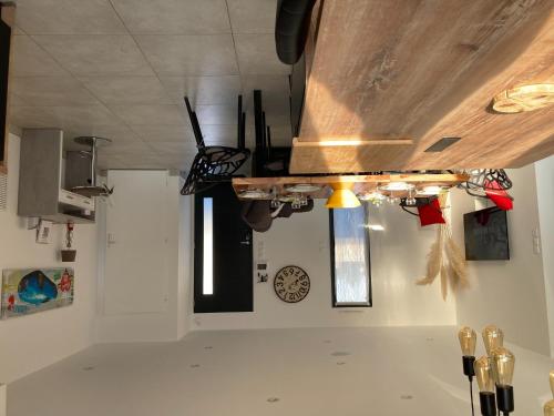 Cette chambre dispose d'un plafond avec une horloge murale. dans l'établissement Holiday home with private pool, à Saint-Jean-de-Monts