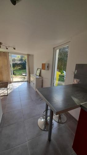 un salon avec une table et une grande fenêtre dans l'établissement Studio climatisé indépendant de 24m², à Calvi