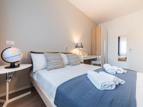 um quarto com uma cama grande e toalhas em Villa Due Giardini em Pádua