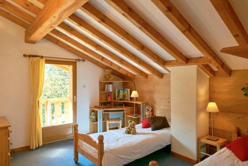 1 dormitorio con cama y ventana grande en Chalet de 5 chambres avec wifi a Aime a 1 km des pistes, en Aime La Plagne