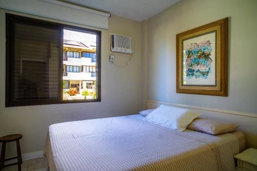1 dormitorio con cama y ventana en CRI - Praia Brava - Residencial en Florianópolis