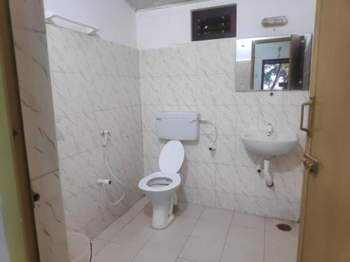 ein Bad mit einem WC und einem Waschbecken in der Unterkunft Coral Paradise Beach Resort, Lakshadweep in Agatti