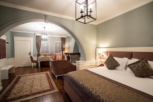 PalmaNova Resort في تيرانا: غرفة نوم مع سرير وغرفة معيشة