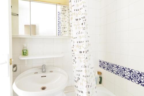 Baño blanco con lavabo y espejo en Masella, en La Masella