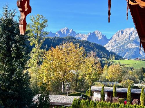 Cette maison offre une vue sur les montagnes. dans l'établissement HIDEAWAY DESIGN CHALET by Belle Stay, à Kitzbühel