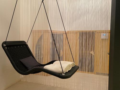 a black chair with a pillow in a room at Loft im Turm in Maishofen
