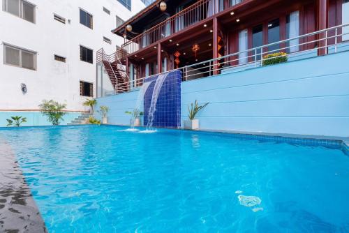 Bazén v ubytování Villa mặt biển - no 66 Hạ Long street nebo v jeho okolí