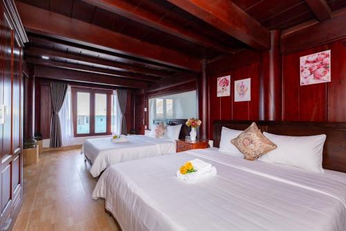 - 2 lits dans une chambre aux murs rouges dans l'établissement Villa mặt biển - no 66 Hạ Long street, à Vung Tau