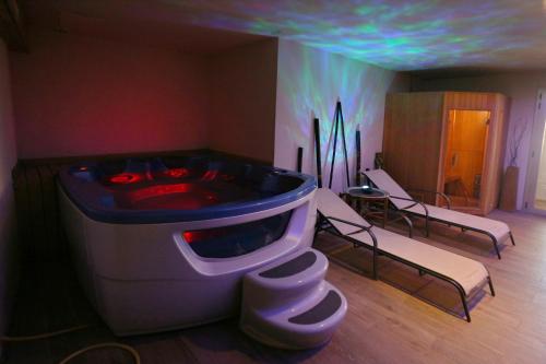 a room with a hot tub in the middle of a room at Les Suites in Santa María de Palautordera