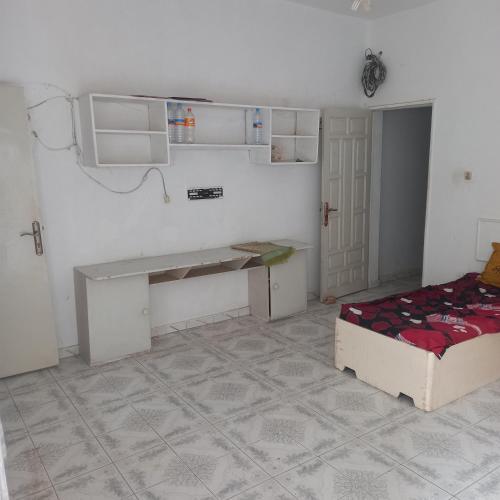 a room with a desk and a bed in it at Lakhdar saaoudi in Nouakchott