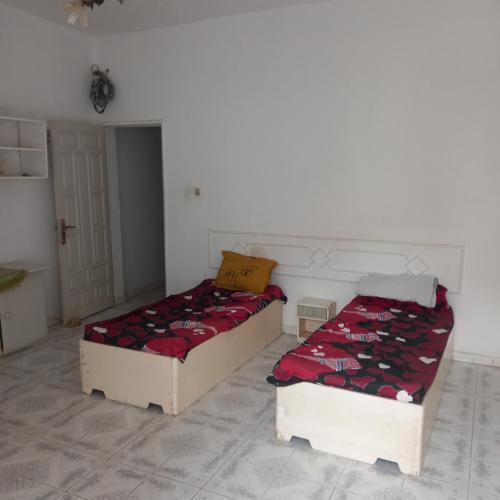 Un pat sau paturi într-o cameră la Lakhdar saaoudi
