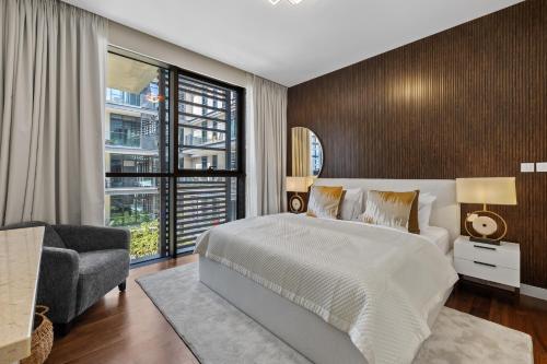 Spacious 2 Bedroom Luxury Apartment, City Walk Dubai في دبي: غرفة نوم بسرير كبير ونافذة كبيرة