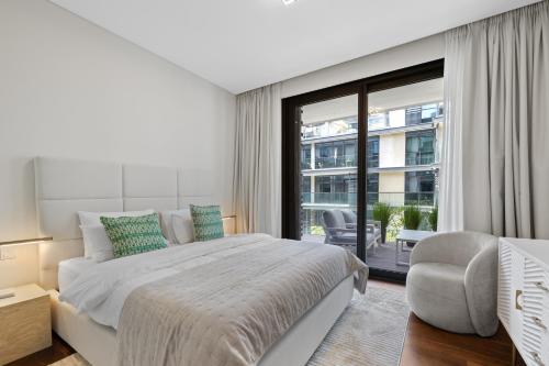 1 dormitorio con cama grande y ventana grande en Brand New Spacious 2 Beds City Walk B9, en Dubái