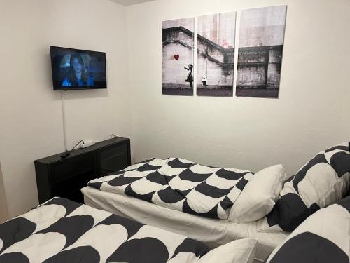 1 dormitorio con 1 cama y una foto en la pared en Ferienwohnung am Knoops Park, en Bremen
