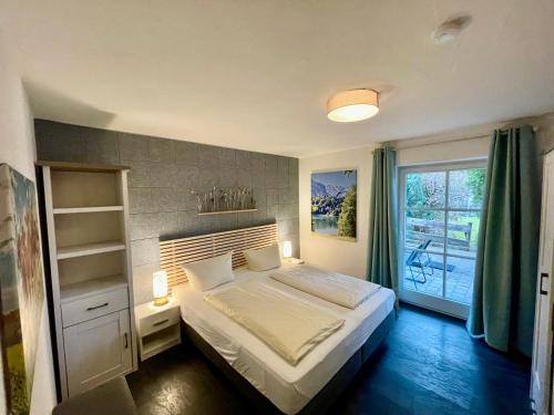 博斯特朗的住宿－Haus Himmelswies Sommerbergbahnen Kostenlos，一间卧室设有一张大床和一个窗户。