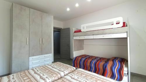 1 dormitorio con 2 camas y 1 litera en Tenno Lake Sun en Tenno