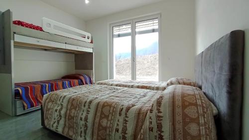 Tenno Lake Sun في تينو: غرفة نوم بسريرين بطابقين ونافذة