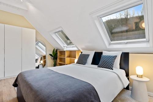 Comfortable 2BR Apt in Prime Luxembourg Location في لوكسمبورغ: غرفة نوم بسرير كبير ونافذة