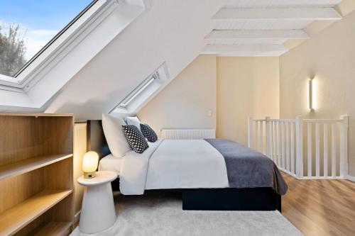 Ένα ή περισσότερα κρεβάτια σε δωμάτιο στο Stylish 2BR with Patio & Parking Near City Center