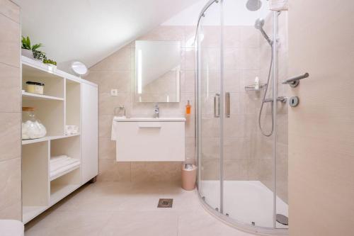 Ένα μπάνιο στο Villa Joy - 40 m2 heated pool, 35 000 m2 of land