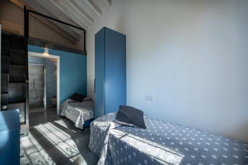 Postel nebo postele na pokoji v ubytování NEW 2024 - ANCIENT GRAVEDONA - where Lake Como classic style meets modern design and comforts - Larihome A40