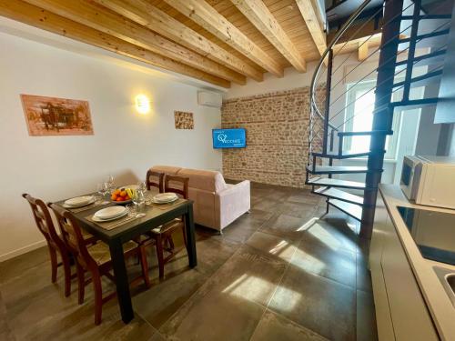 a living room with a table and a couch at CaVecchie Desenzano in Desenzano del Garda