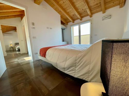 - une chambre avec un grand lit dans l'établissement CaVecchie Desenzano, à Desenzano del Garda