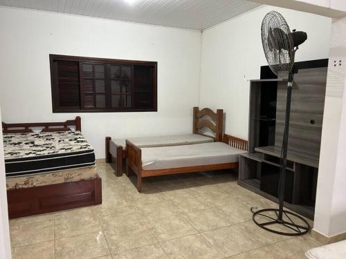 Zimmer mit einem Bett und einem Ventilator in der Unterkunft Sítio Paraíbuna - Fazenda Paraíbuna - Casa Campo in Paraibuna