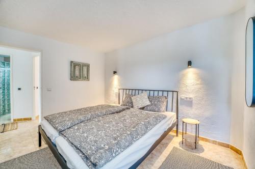 a bedroom with a bed and a window at Casita Toni in Campanet